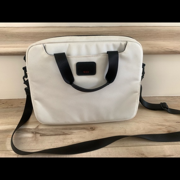 TUMI LAPTOP TABLET CROSSBODY CARRY BAG - Picture 2 of 8